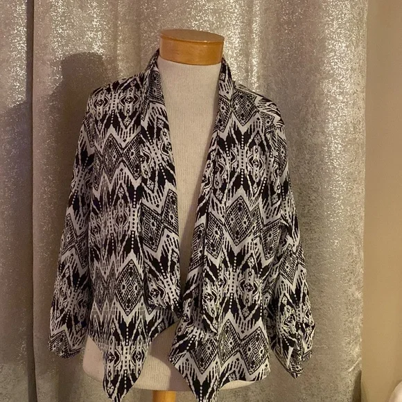 Light weight, stylish 3/4 length sleeves blazer for sale. - Picture 2 of 2